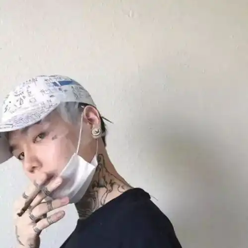 男女抽烟头像壁纸
