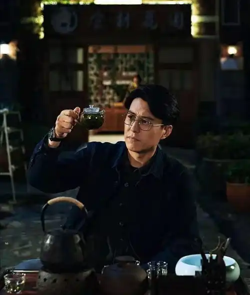 靳东胖了新剧开机男神双下巴明显,网友胖了也是帅哥
