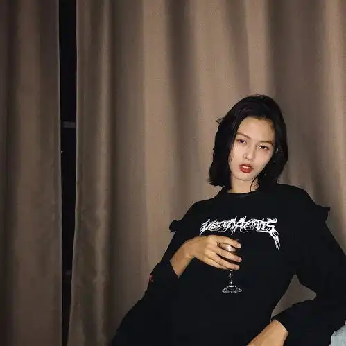lv秀场上唯一的中国超模,竟是个00后小女生酷到让人挪不开眼
