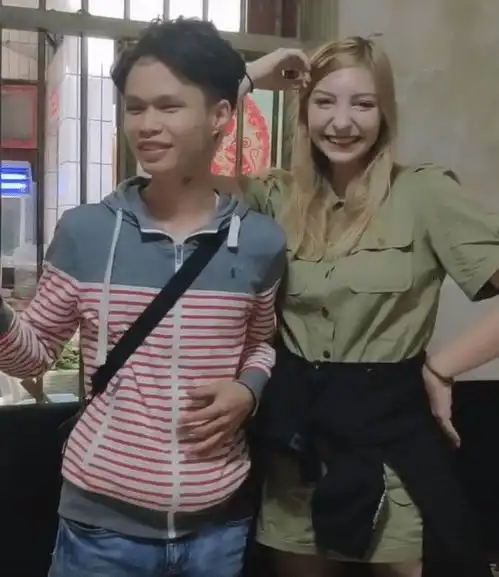 小伙娶了个95后俄罗斯美女带回农村,背景亮了,网友真爱啊
