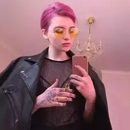 18岁乌克兰小仙女,发色酷炫爱搞怪,怎么会这么可爱
