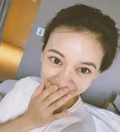 陈意涵晒产后自拍照,油头小雀斑,纯素颜下一张脸很真实
