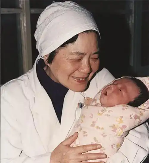 我国首例试管婴儿已32岁,如今现状如何结局令人欣慰
