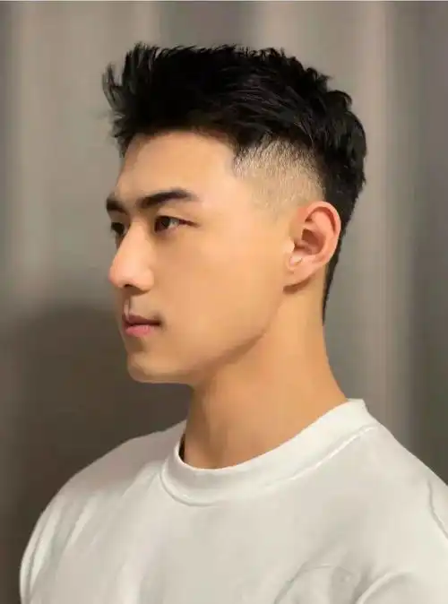 男士发型怎么剪才帅气两侧推短三七分不连接,效果都不错
