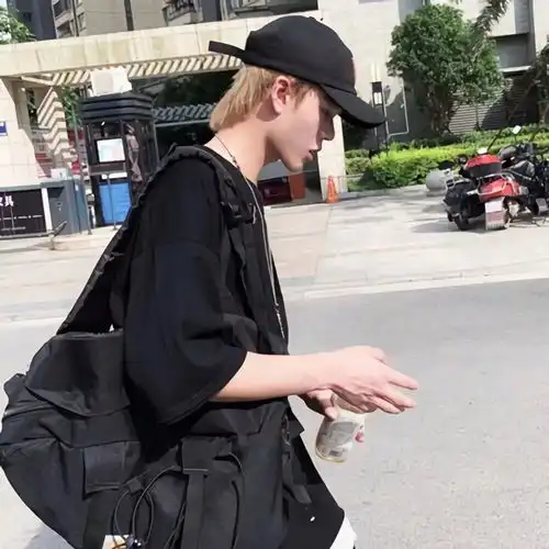 男生头像是我没有你想要的成熟
