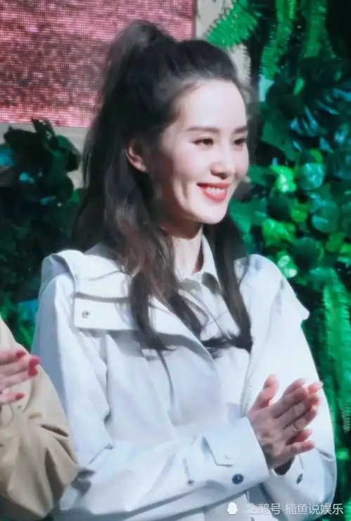 都说刘诗诗坐姿好霸气,其实是仙女下凡,生图比精修图还美
