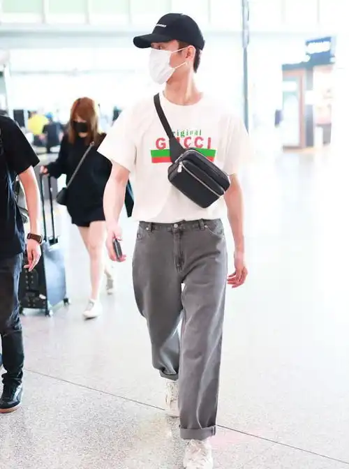 王凯的型男气质抹不掉,白色t恤配束脚裤穿,身材真是没啥挑剔的
