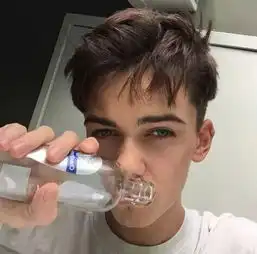 欧美男生头像是谁赠我们遇见,却不一并赠我们永远
