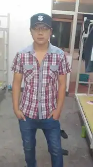 这个男生看起来是不是稳重和成熟求女生解答谢谢
