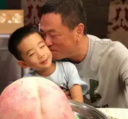 这才叫基因强大看看陈小春6岁的儿子,网友男神非你莫属
