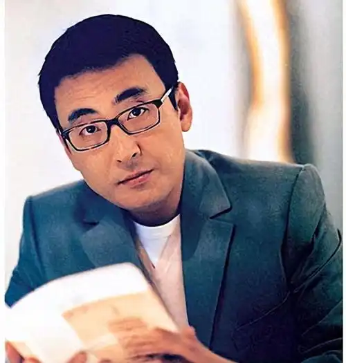 爱过王菲,跟俞飞鸿传了10年绯闻,窦文涛56岁至今仍然单身
