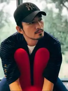 王传君造型上热搜扒扒娱乐圈从美少年变沧桑大叔的三大男星
