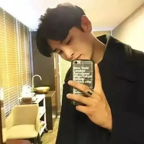 头像最美好就是我回头看你的时候你刚好在看我
