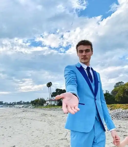 男模幸运蓝秀婚礼照,蹲地和2岁女儿跳舞,非裔妻子婚戒抢眼
