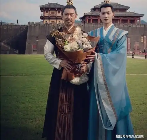 且试天下男神同框,张丰毅杨洋父慈子孝,生图下他的头咋回事
