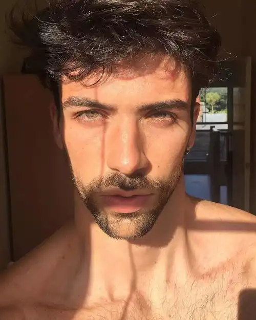 充满拉丁风情的胡渣男模carlossanjuan
