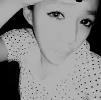 求一个黑白的qq头像男女都可以
