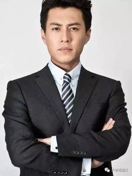 大头靳东为什么那么爱精英霸总角色
