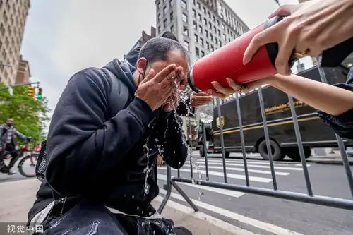 美国警察向高校示威者喷胡椒喷雾
