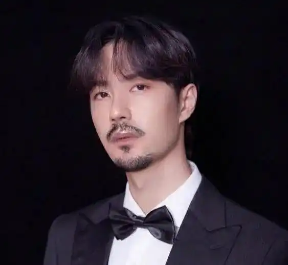 李现肖战无畏胡茬,尽显男人本色,王一博我还小
