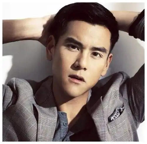 洪金宝的两徒弟,一个当红小生彭于晏,另一个还不会武功
