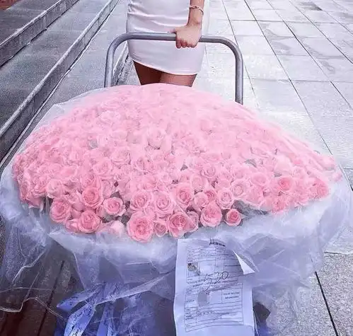 女网红再曝与郭麒麟约会细节晒玫瑰花大秀恩爱,称二人牵手睡觉
