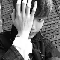 黑白男生头像不带字你不去闯怎么知道后面是悬崖还是大海
