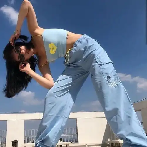 女头生活很暗抱歉我也没有光
