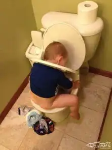 怒了小男孩持钢管对抗城管不准动我奶奶
