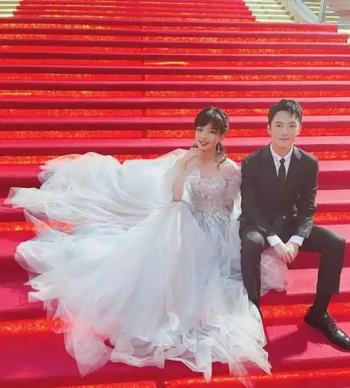 美女主持人王冰冰大胆尝试性感风,网友不搭
