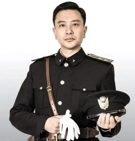 人世间中的美男子,五官标致气质儒雅,虽是配角也很出彩
