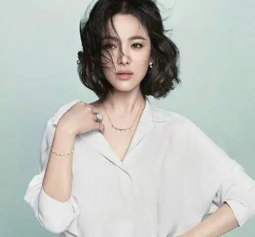 同37岁的宋慧乔和全智贤穿白衬衫冻龄女神美到让人无法嫉妒
