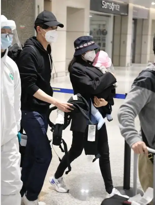 高圆圆抱10个月女儿走路像飞的赵又廷秒变母女保镖小跟班超man
