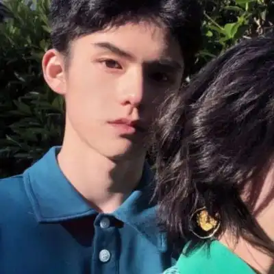 情侣头像好看真人两张最新款真人一人一半分开图片
