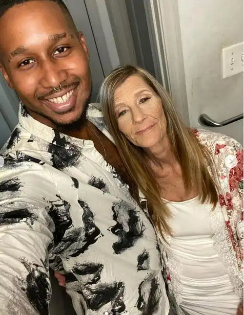 美37岁年龄差夫妇分享20年前对比照女方41岁,男方还被父母抱着
