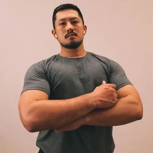 又高又壮的性感胡子肌肉大叔
