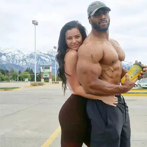 肌肉男裸上身试衣,女导购大赞肌肉好棒如果在中国......
