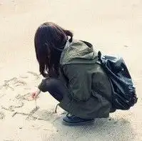 找一个男生穿着白色衣服蓝色裤子蹲在沙滩上的情侣头像
