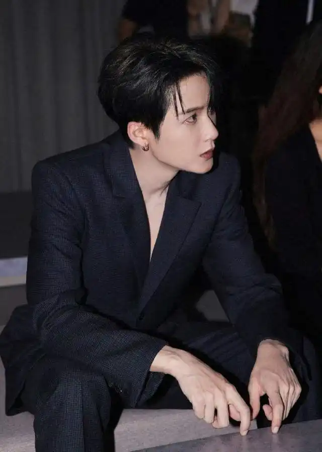 当男明星穿上真空西装肖战檀健次各有千秋,李昀锐异常慷慨
