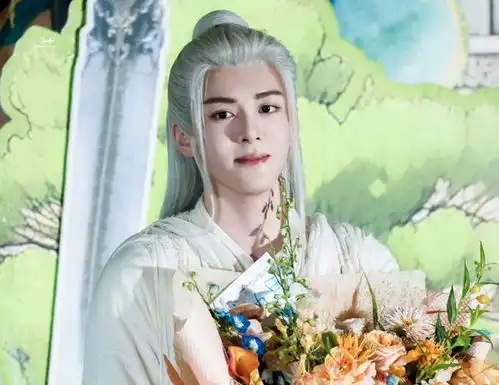 白鹿临江仙杀青照好美红衣霸气笑容甜,男主银发不输相柳
