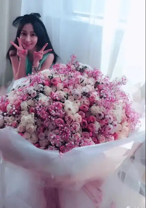 37岁姚笛手捧鲜花为自己庆生,笑对镜头开心比耶,无名指戒指抢眼
