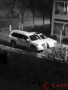 男子开豪车进校园骚扰大学生有女生被拖拽搂抱
