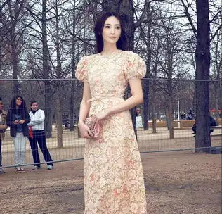 吴佩慈巴黎获殊荣
