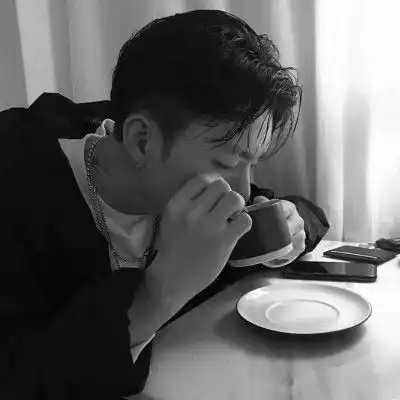 有人让我觉得温暖,伤感好看的男生黑白头像图片
