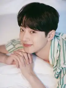 奶罐赖冠霖梳背头,换上皮衣化身霸道总裁,18岁少年也超a
