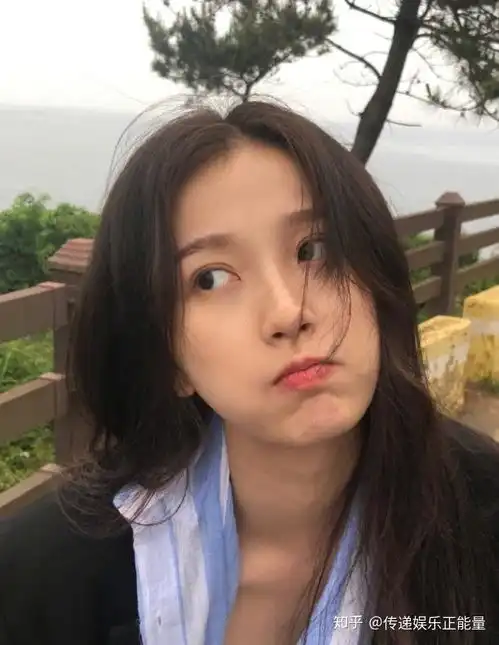 虞书欣穿薄荷绿短裙亮相活动,笑容清甜气质清纯,她这人真不错
