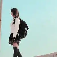 qq情侣头像带点校园的
