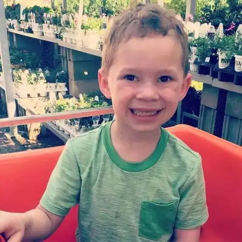 假笑男孩gavin在成都被热得笑不粗来了
