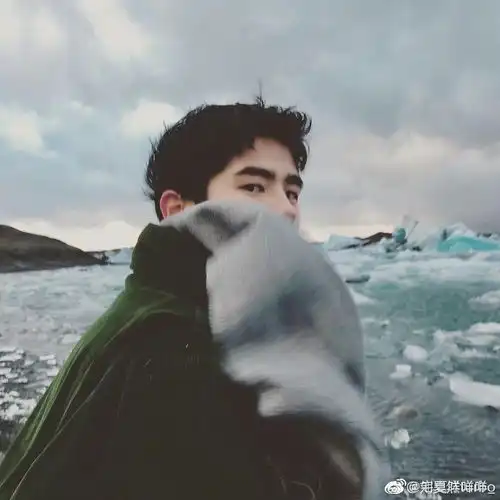 闯入梦境,手捧鲜花的少年
