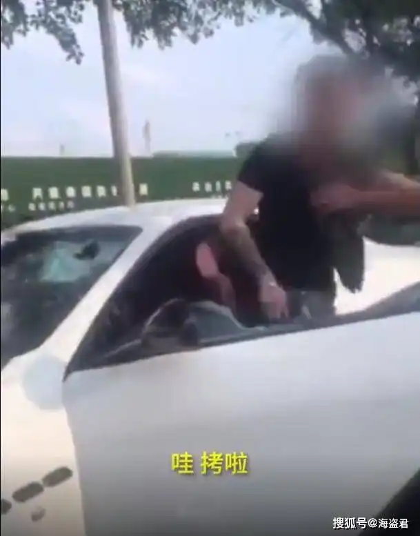 广西开豪车男子拒绝开窗,交警强行破窗将他带走,网友过程令人舒适

